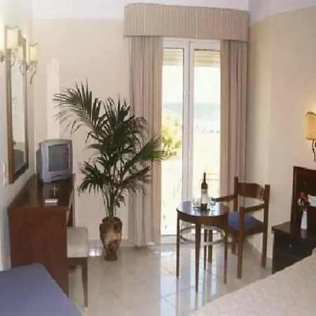 Vantaris Corner Hotel 3*